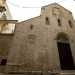 Il bianco prospetto dai chiari connotati romanici  in tufo, cuspidato al centro e spiovente ai lati